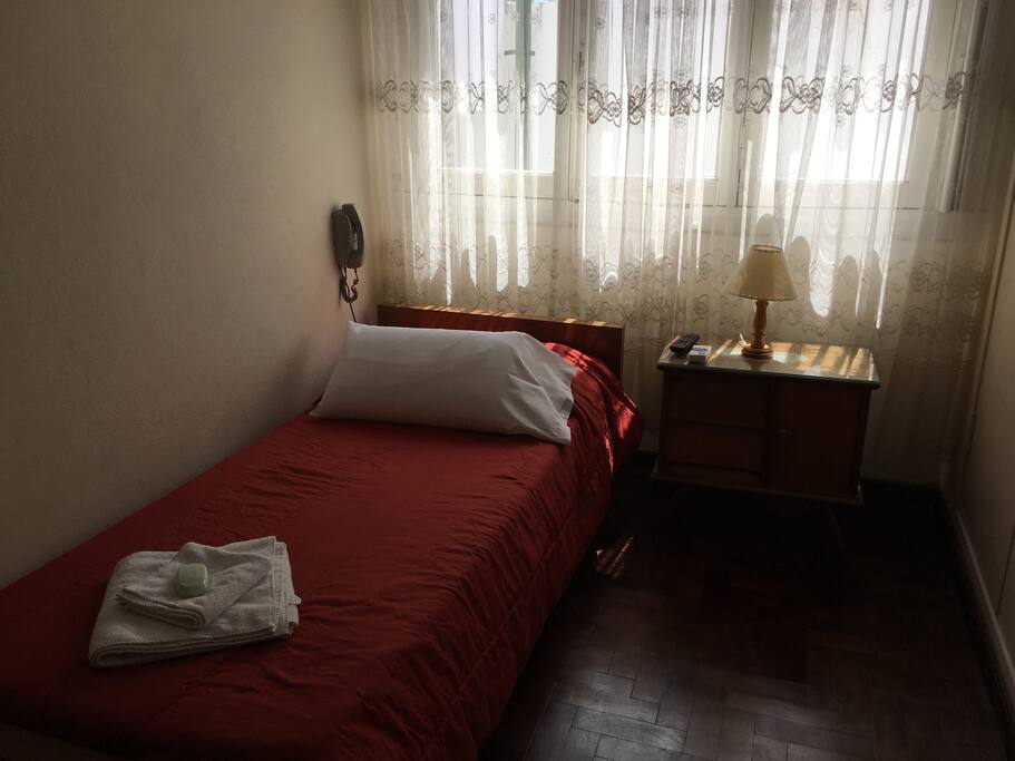 Habitación con una cama
