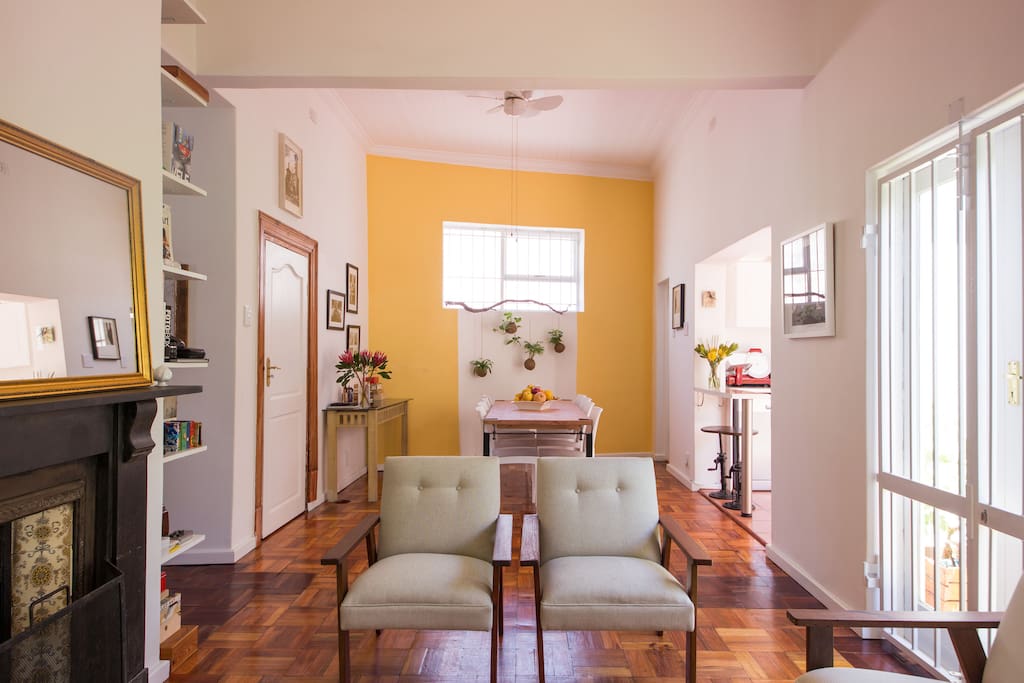 A light-filled sun room for day-time relax