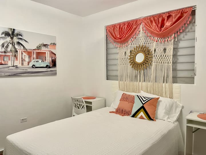 ห้องนอน 1 (ขนาดใหญ่ขึ้น) เตียงควีนไซส์ 1 เตียงตู้เสื้อผ้าในตัวพร้อมไม้แขวนเสื้อโต๊ะข้าง 2 ตัวโคมไฟเก้าอี้ยูเอสบีชาร์จและเครื่องปรับอากาศแบบพกพา