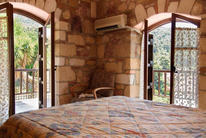 Pamja e dhomës kryesore të gjumit