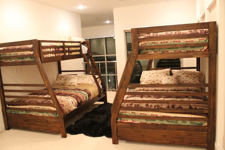 双层公寓阁楼可供6人入住（ 2张双人床， 2张单人床） ，可欣赏山坡美景 