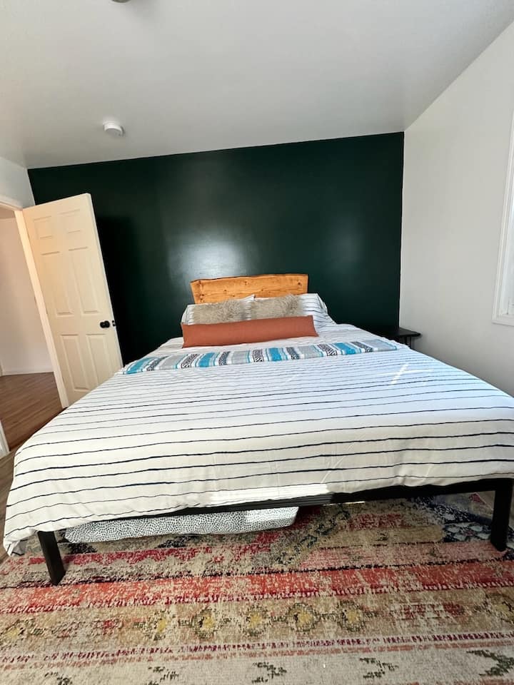 ¡Primario con cama tamaño king, cama nido individual y vistas al agua!