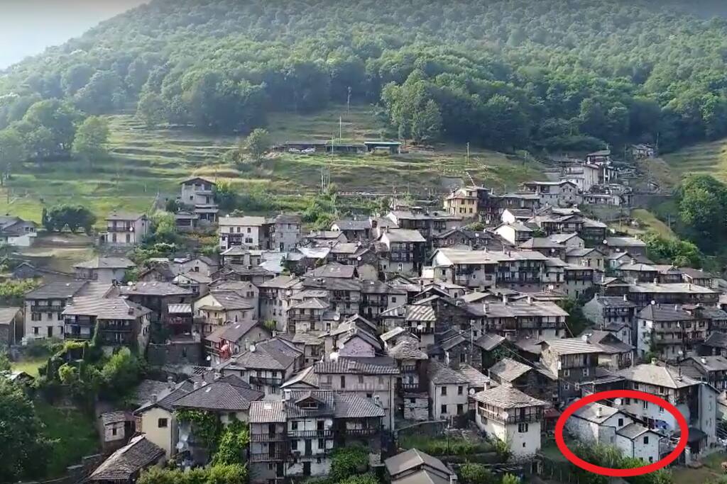 The location of "CASA CIPOT" is in the South Eastern Part of INDEMINI, marked in red. You reach this place in about 1 hour drive vom Magadino, or you better use the 326 bus. Be aware that we are at about 950 Meters above sealevel. It can be cold at night and you are advised to bring your own sleepingbag. We provide bed, cover and pillow but you might need more, depending on your personal situation.