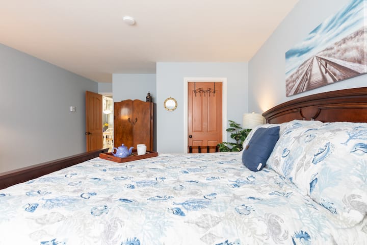 ห้องนอนกว้างขวางพร้อมเตียงขนาดคิงไซส์ที่สะดวกสบายสุดๆ