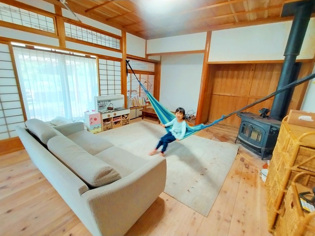 Vardagsrum med hängmatta