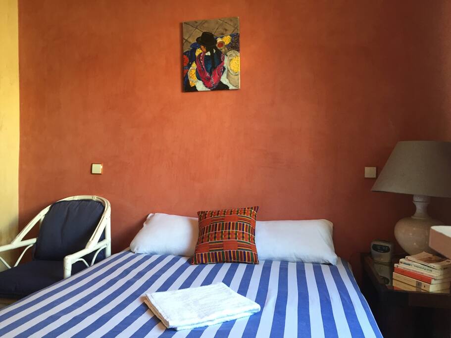 La chambre fait systématiquement l'objet d'un grand ménage ! ( Grand placard double murale intégré + commode + table basse )