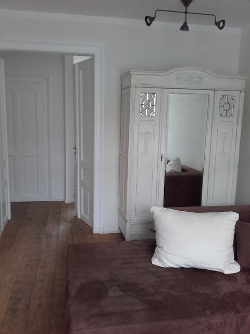 Blick vom Wohnzimmer in den Flur.