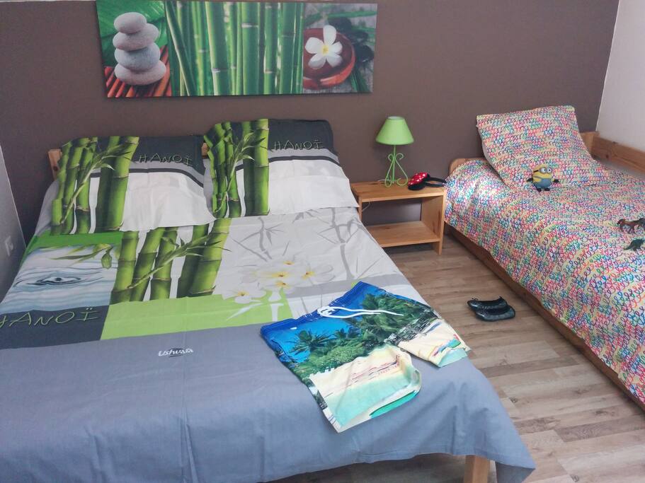 La chambre avec 1 grand lit et 2 lit 90. climatisation, rangements : penderie avec cintres et étagères