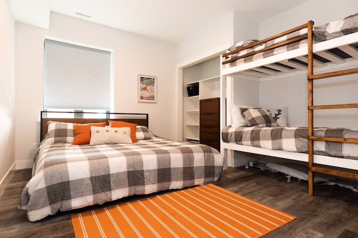 Chumba cha kulala cha mtindo wa familia na kitanda cha godoro cha mfalme Casper, pamoja na seti ya bunks pacha