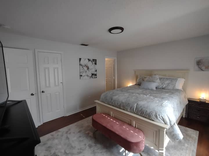 Master Queen Size confortable avec salle de bain attenante et dressing.