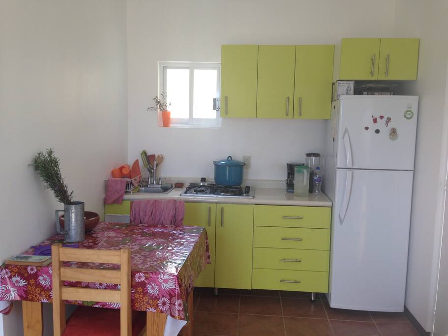 Cocina equipada con lo básico para preparar alimentos