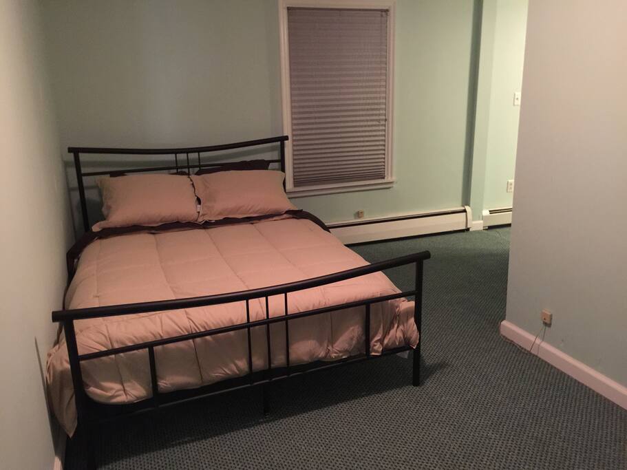 2nd Bedroom - Queen Bed