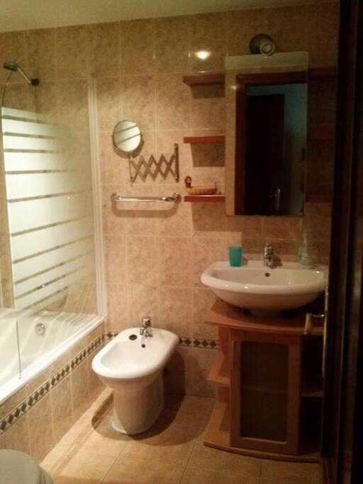 Uno de los cuartos de baño incorporado en él suite. Dispone de 4 piezas, amplio y funcional.