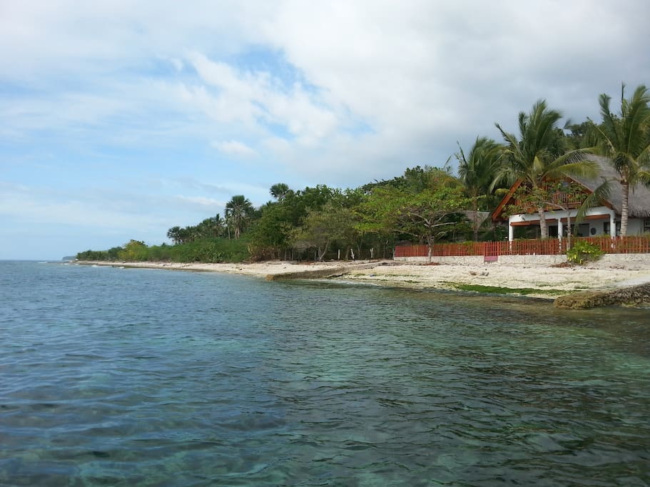 Sandy and rocky coral banks, coloured fishes, temperatur is between 25-27 degrees Celsius during the whole year.