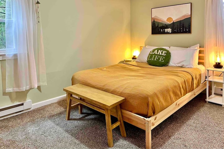 Desfrute de vistas para a floresta a partir deste quarto com uma cama queen size