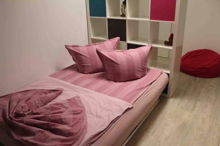 Საძილე ტახტი (1.40 × 2.00)