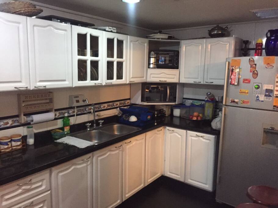 cocina moderna con todo lo necesario