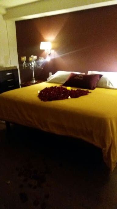 Decoración con pétalos de rosa naturales