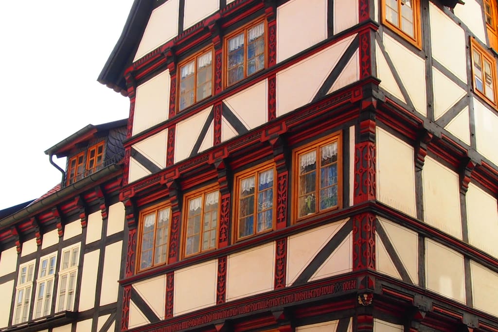 Sehr individuelle Wohnung im 2. und 3. OG eines Fachwerkhauses aus dem 17. Jahrhundert im Zentrum der Quedlinburger Altstadt, nur zwei Minuten vom Marktplatz entfernt. Mit eigenem Parkplatz direkt am Haus.