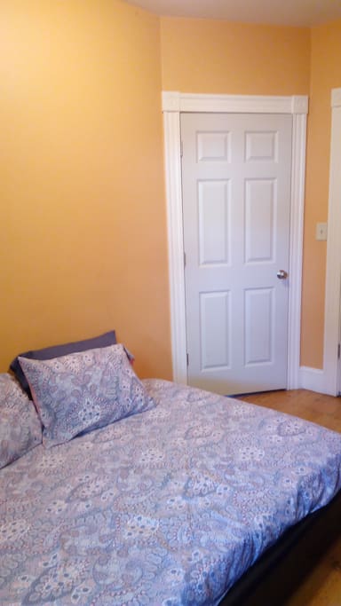 Chambre privee avec armoire et commode