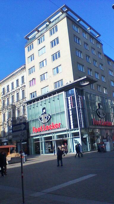 Schottenfeldgasse 1, direkt beim Foot Locker auf der Mariahilfer Strasse