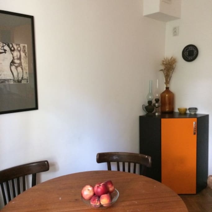 a cozy place to eat and chat