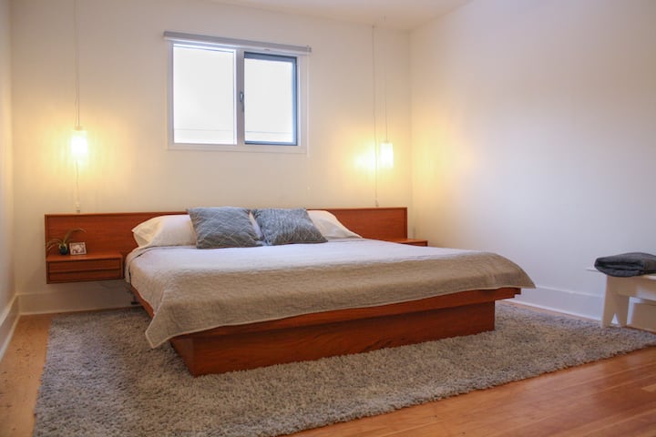 Hlavná spálňa. Manželská posteľ King. Vybavené zatemňovacími žalúziami.