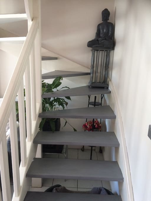 Un escalier de 14 marches vous emmènera à l'étage