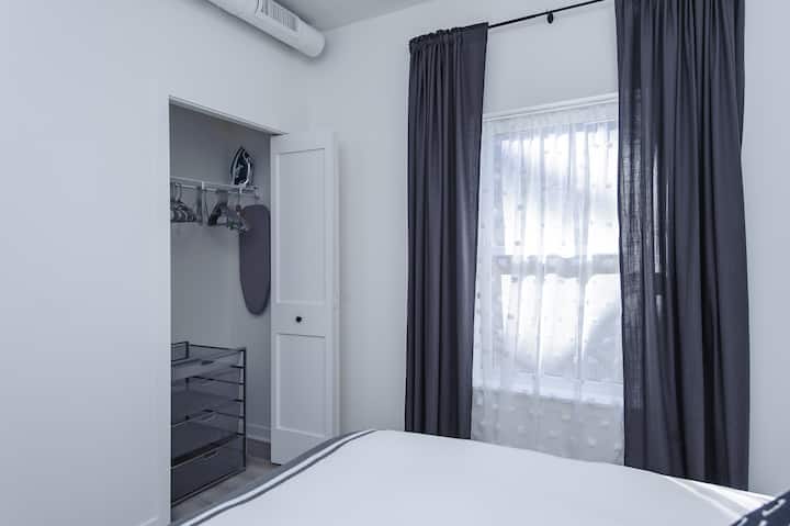 Kabati lenye mfumo wa droo ya Elfa. 