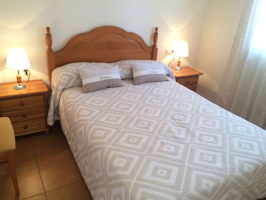 Luminosa Habitación climatizada con cuarto de Liaño propio
