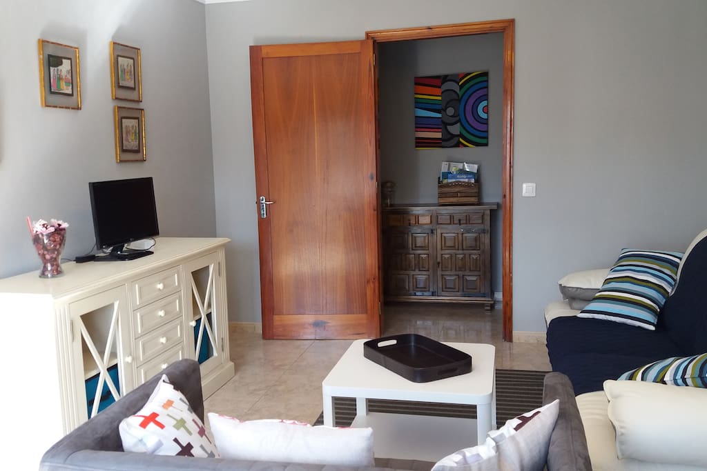 Amplio salón con escritorio