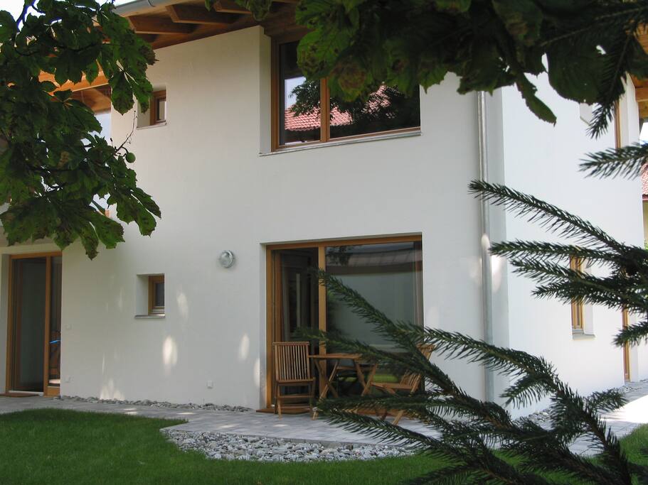 Die Wohnung liegt parterre mit Terrasse und Garten, barrierefrei