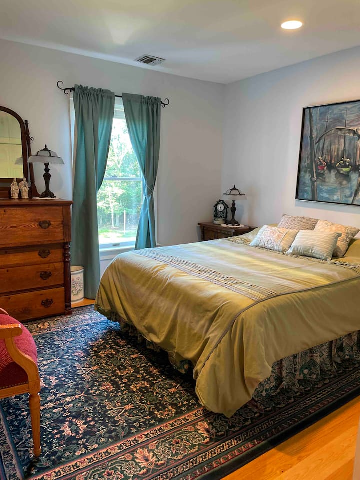 Segundo dormitorio con cama tamaño queen.