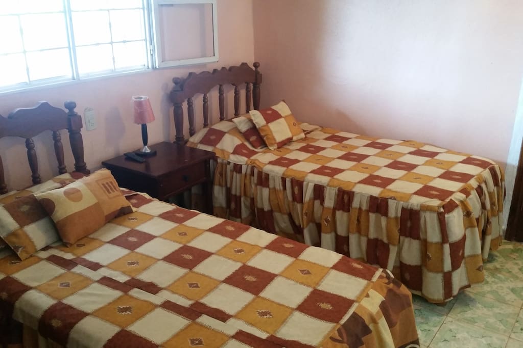 El cuarto cuenta con dos camas individuales y una tercera cama puede ser incluida (pregunta por la tarifa por persona extra)