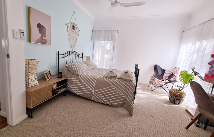 Главна спална соба со пространа сопствена бања и наметка за пешачење