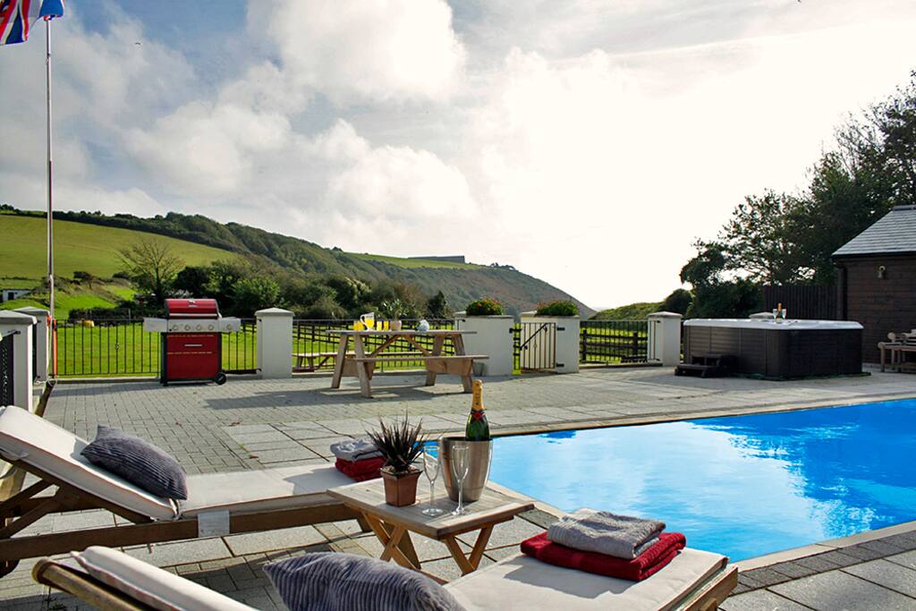 Pool and hot-tub looking out to the coast