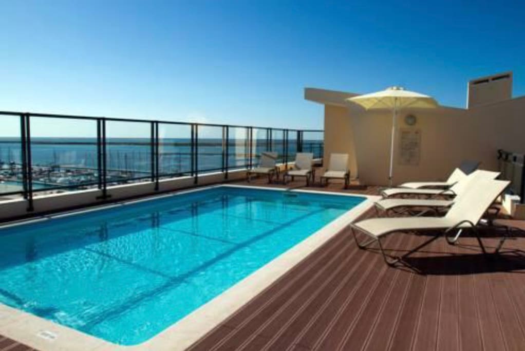 Vista da piscina no terraço / Rooftop pool view