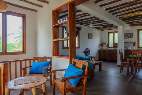 Cozy Beachfront: Apartment in Villa with Pool