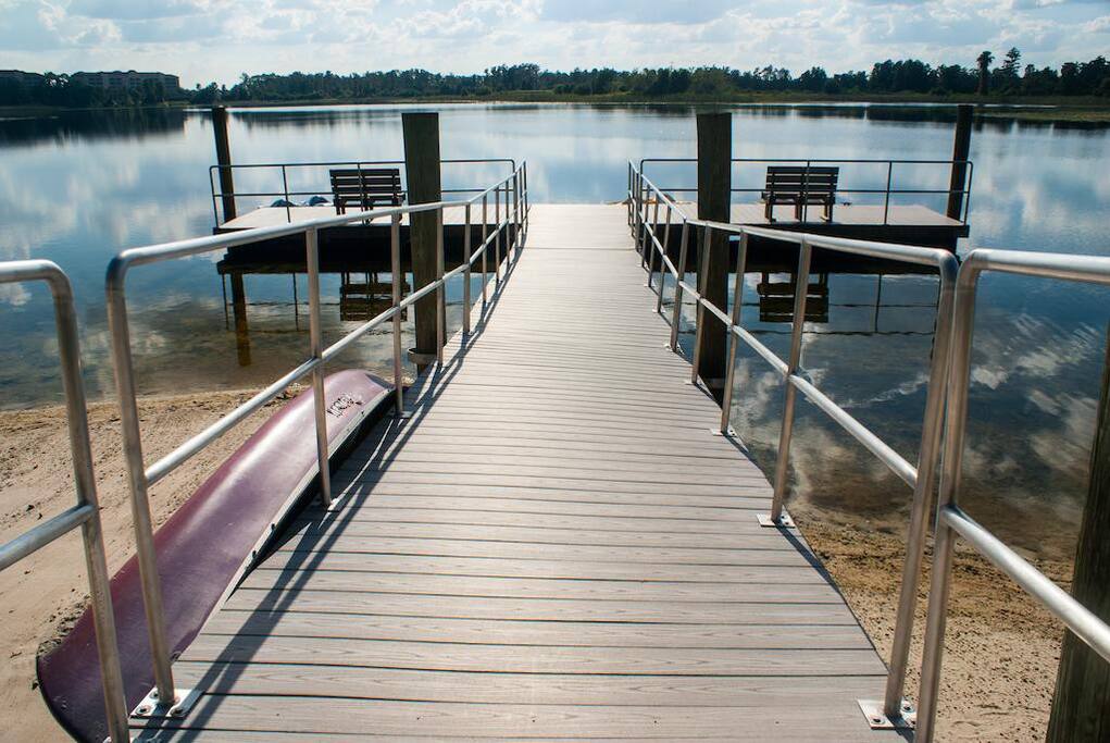 Grand lakes. Залив Ляппяярви Сортавала. Озеро Ляппяярви Сортавала. Набережная залива Ляппяярви. Причал на реке.