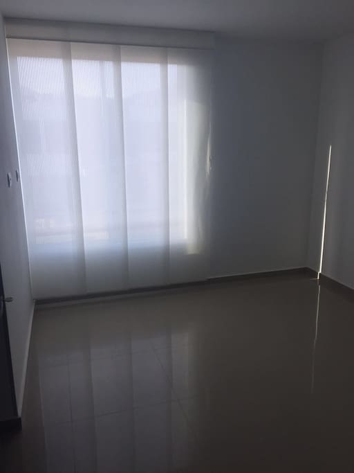 Habitación auxiliar, las cortinas incluidas