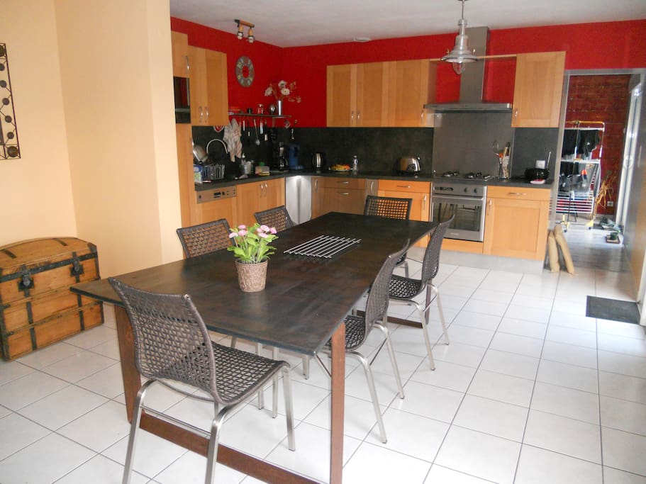 grande table de cuisine.
