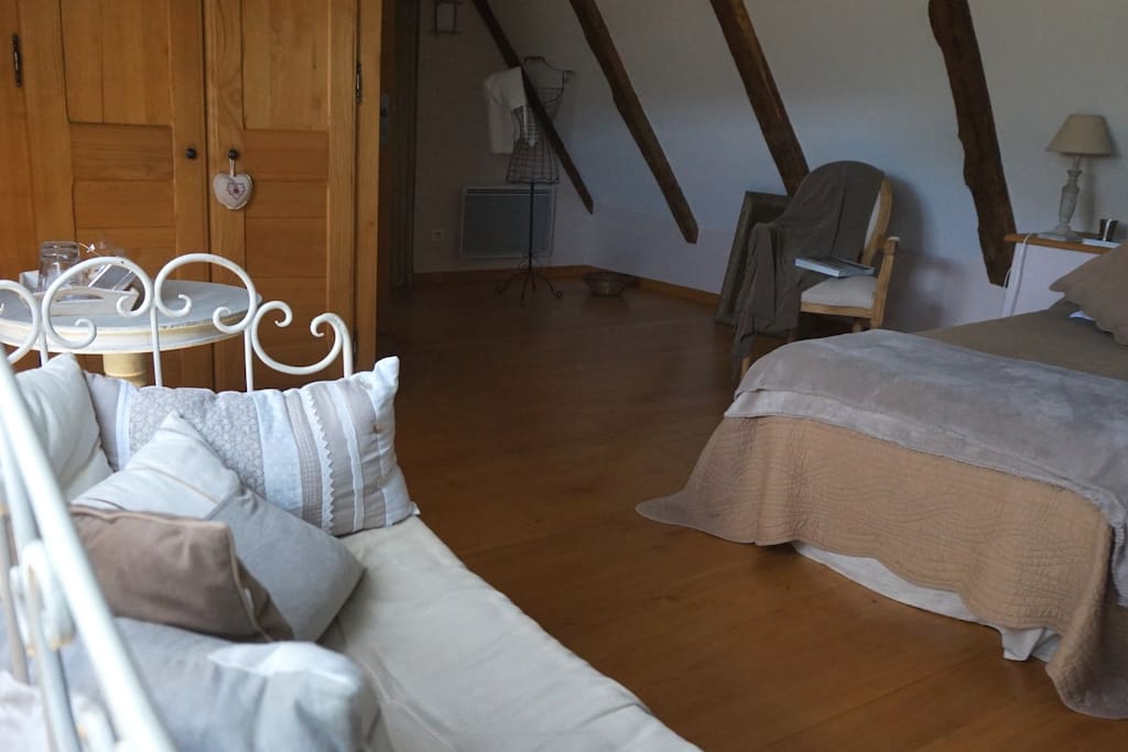 Un grand espace avec deuxième couchage