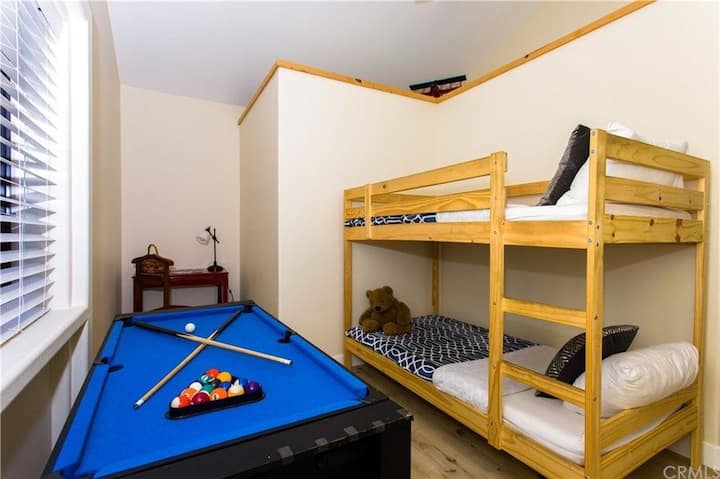 חדר ילדים 
מיטת קומתיים עם מזרנים נוחים. 