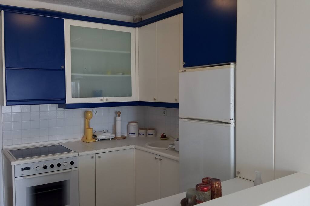 Η κουζίνα διαθέτει ηλεκτρικές συσκευές και οικιακό εξοπλισμό.
