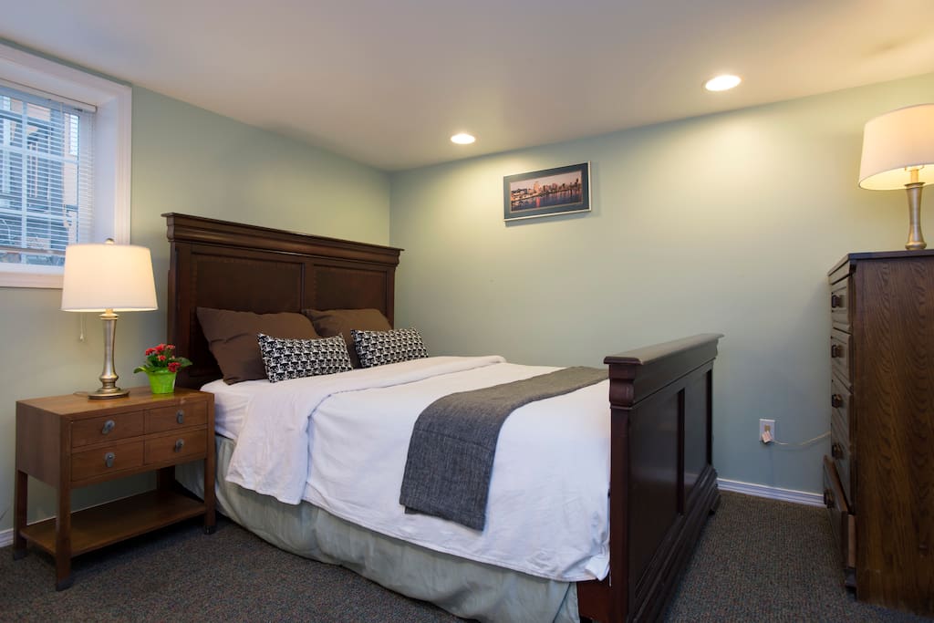 queen size bed room