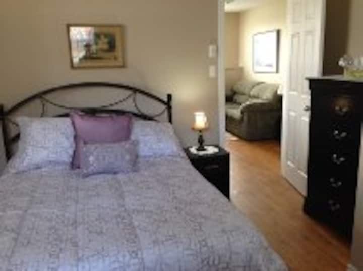 Slaapkamer met tweepersoonsbed op de beneden