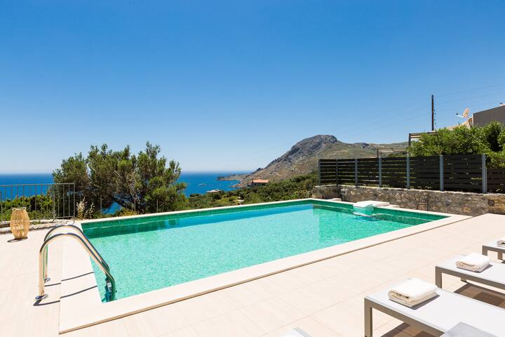 Sea views, private pool and near the beach gallery image 4