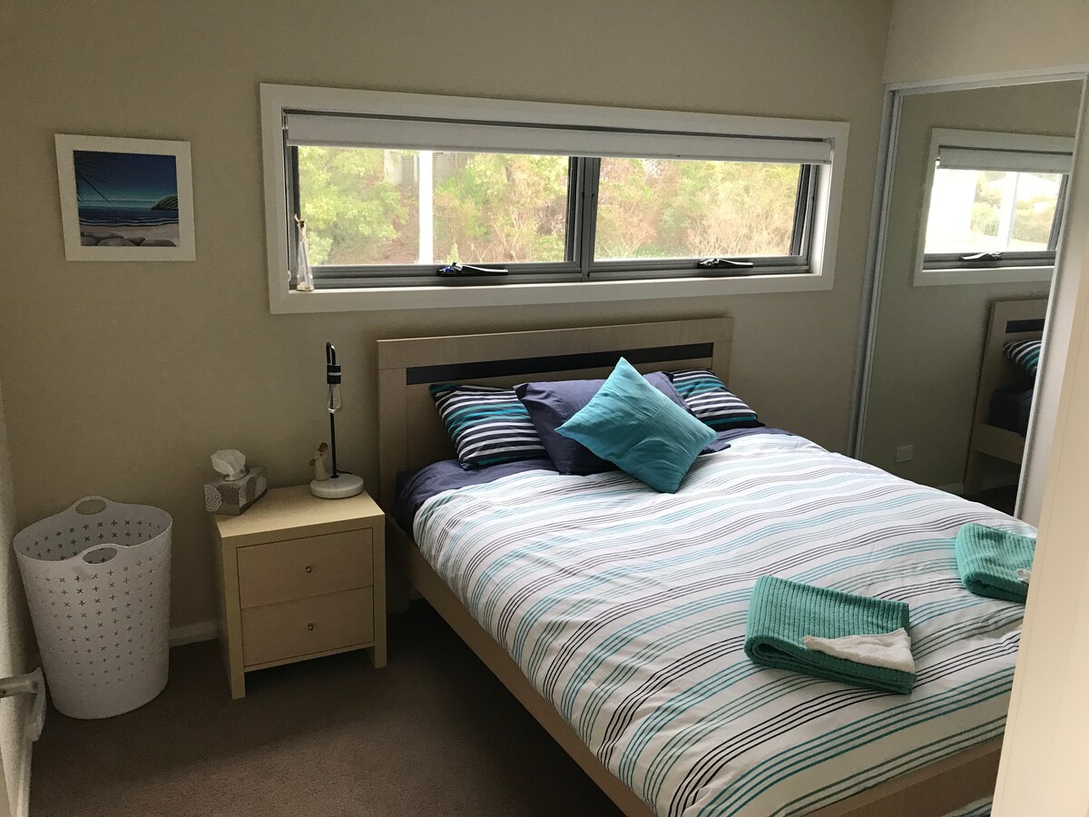 Втора  спална соба со наметка и огледални врати