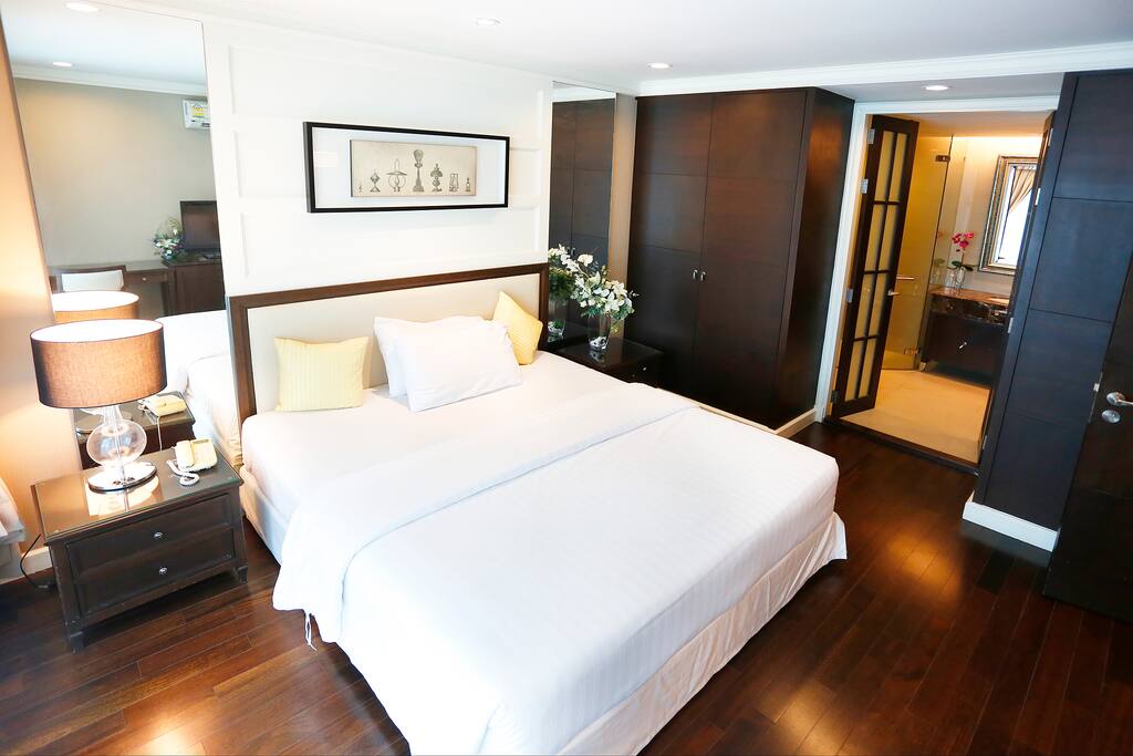 Stylish master bedroom decoration with king-size mattress