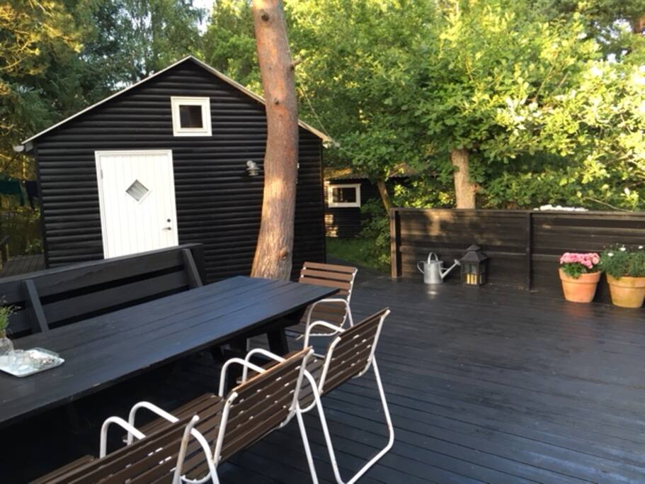 Terrassen med spisebord